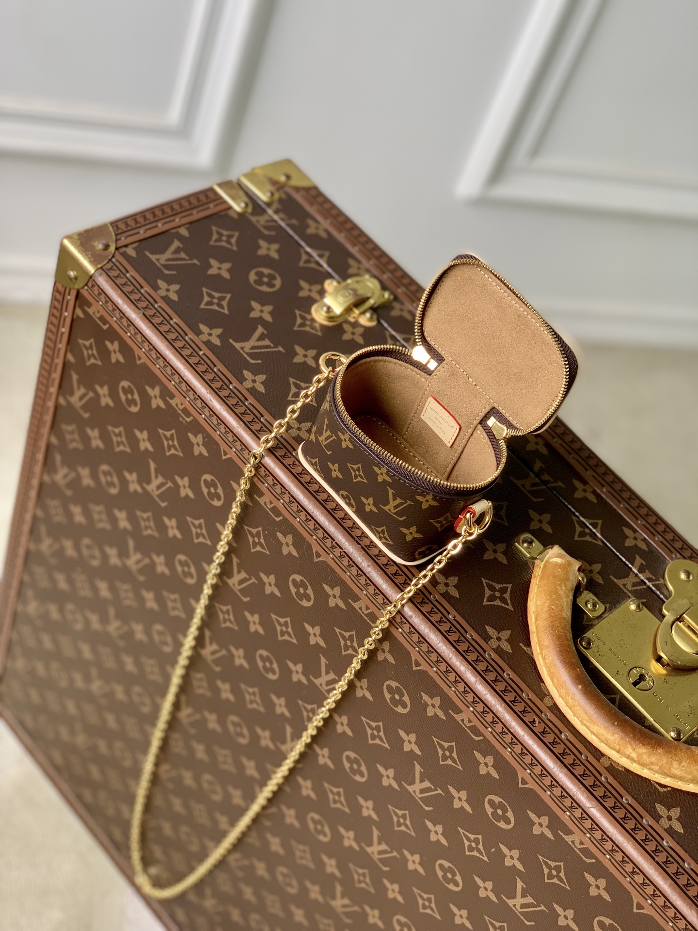 LV頂級原單迷你化妝盒包M03772 Monogram老花鏈條斜背設計精緻時尚百搭款