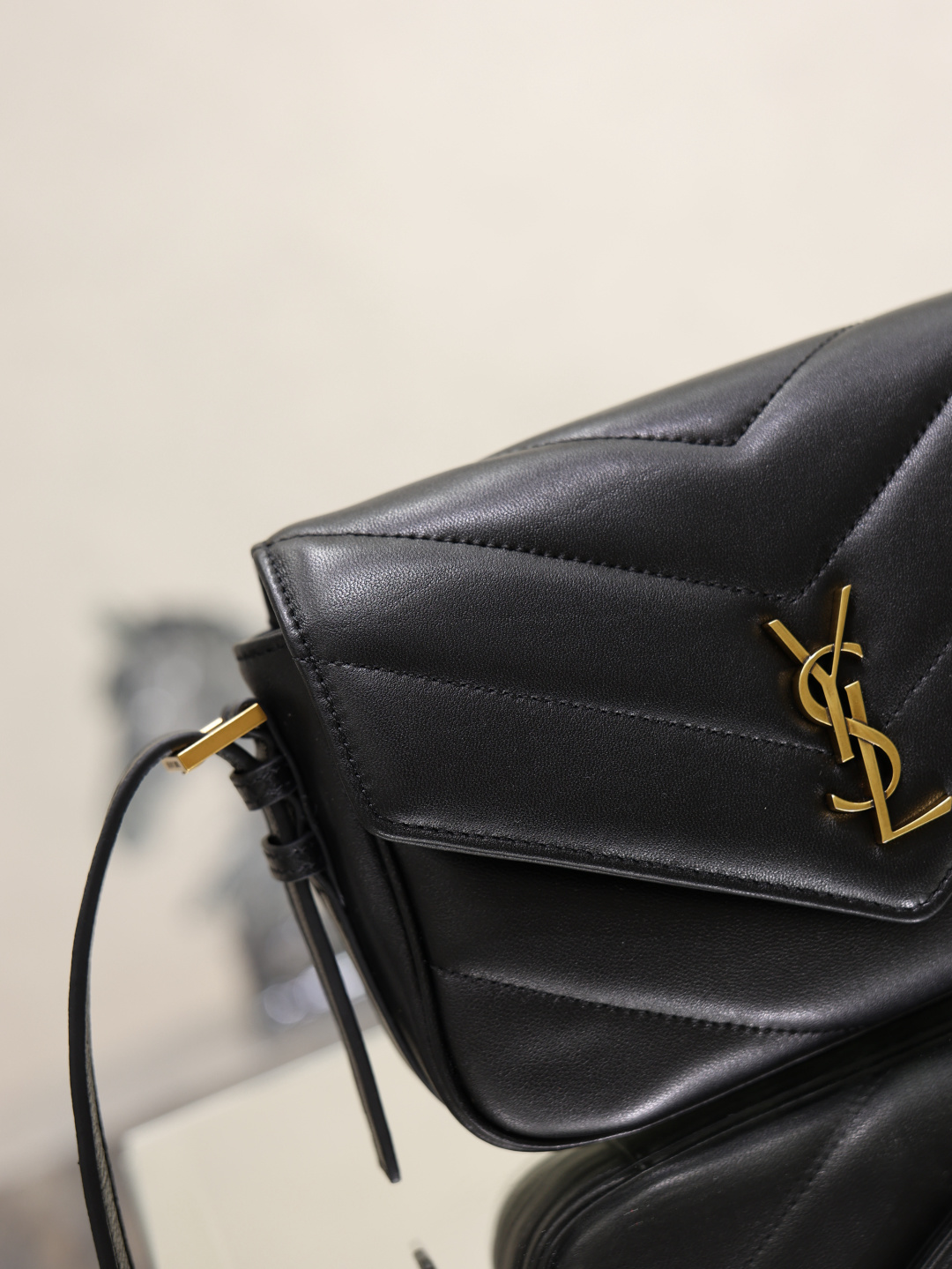YSL A貨Loulou Puffer信封斜背包V字絎縫黑金款時尚百搭法式奢華873156