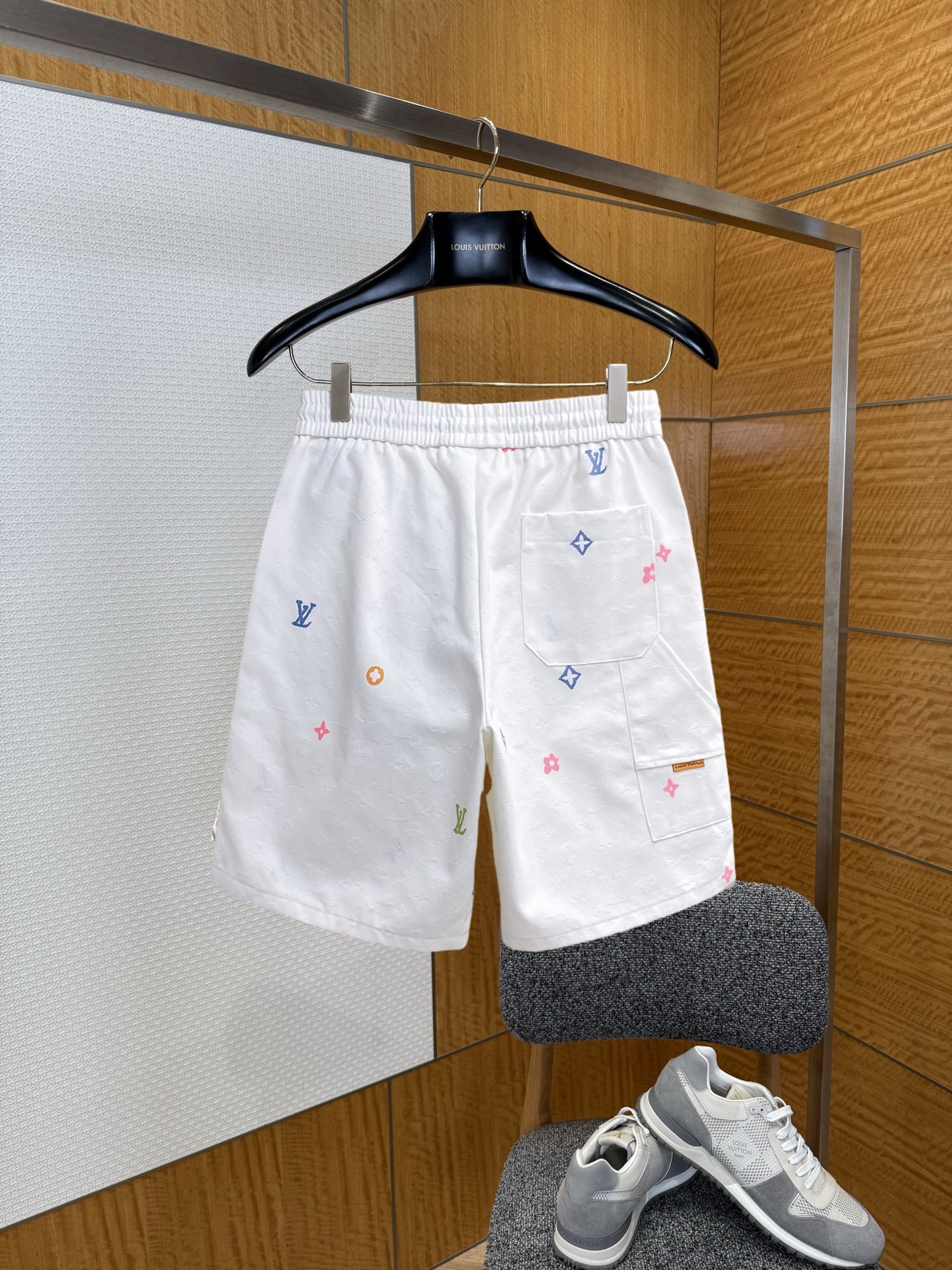 LV精品仿製彩色Monogram工裝短褲白色寬鬆休閒五分褲男裝
