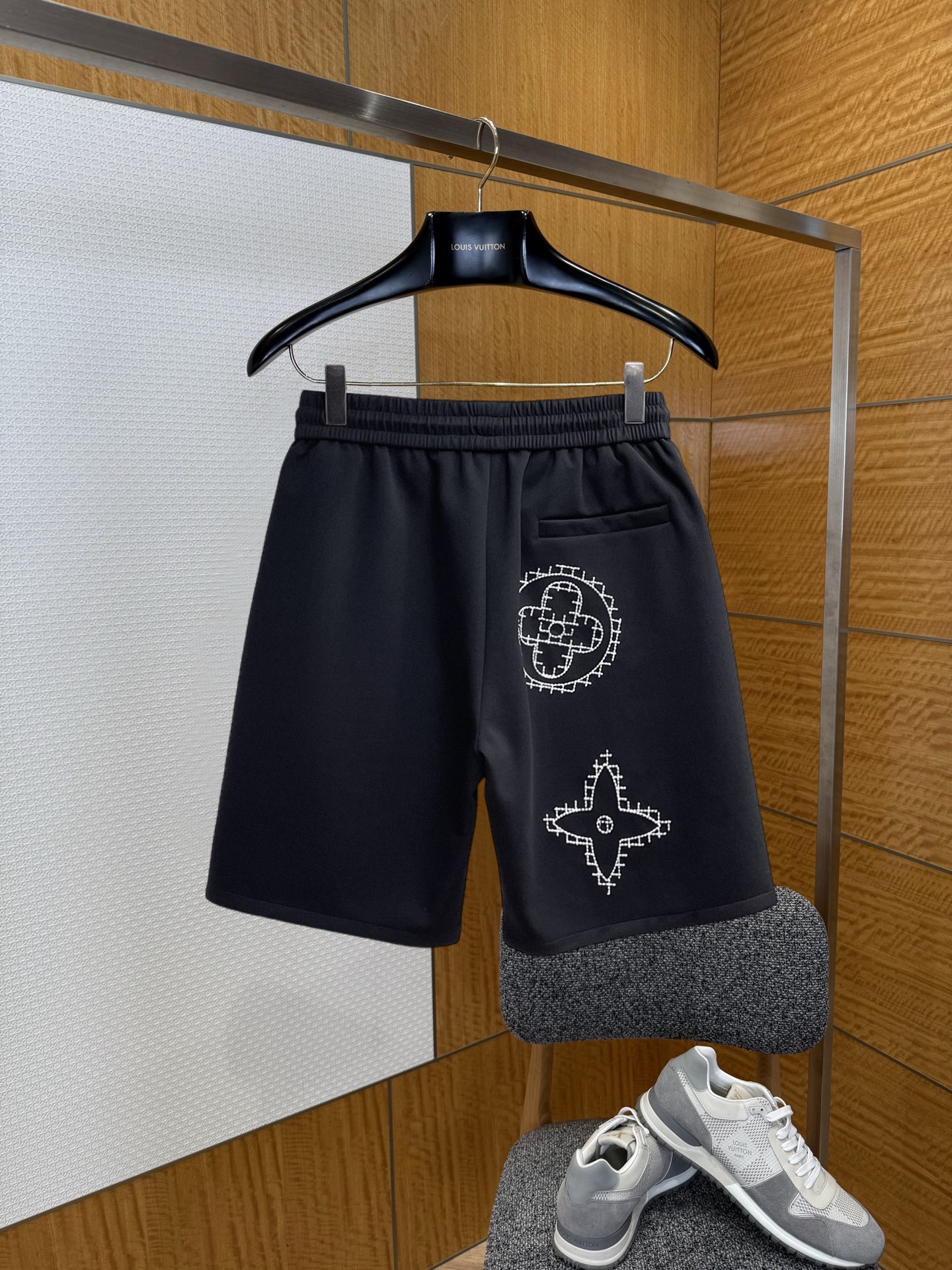 LV精品仿製刺繡休閒短褲黑色抽繩五分褲男士潮流百搭款