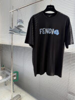 Fendi 精品仿製 毛絨字母Logo短袖T恤 簡約設計 百搭款 日系簡約