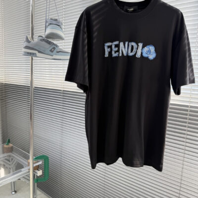 Fendi 精品仿製 毛絨字母Logo短袖T恤 簡約設計 百搭款 日系簡約