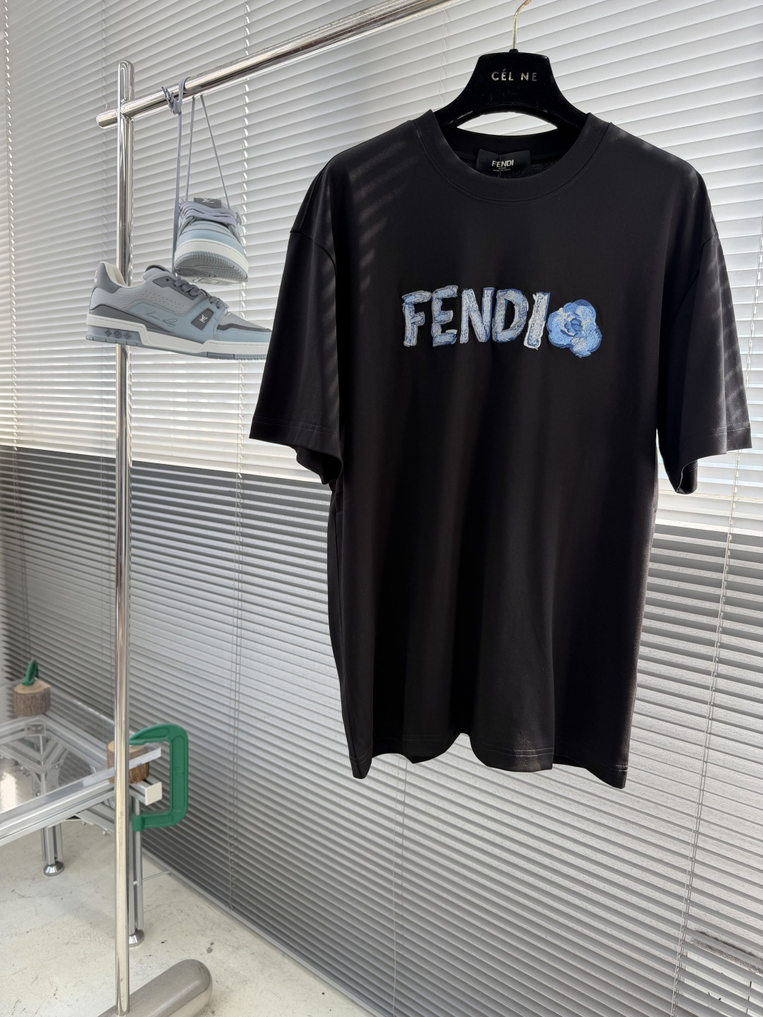 Fendi 精品仿製 毛絨字母Logo短袖T恤 簡約設計 百搭款 日系簡約