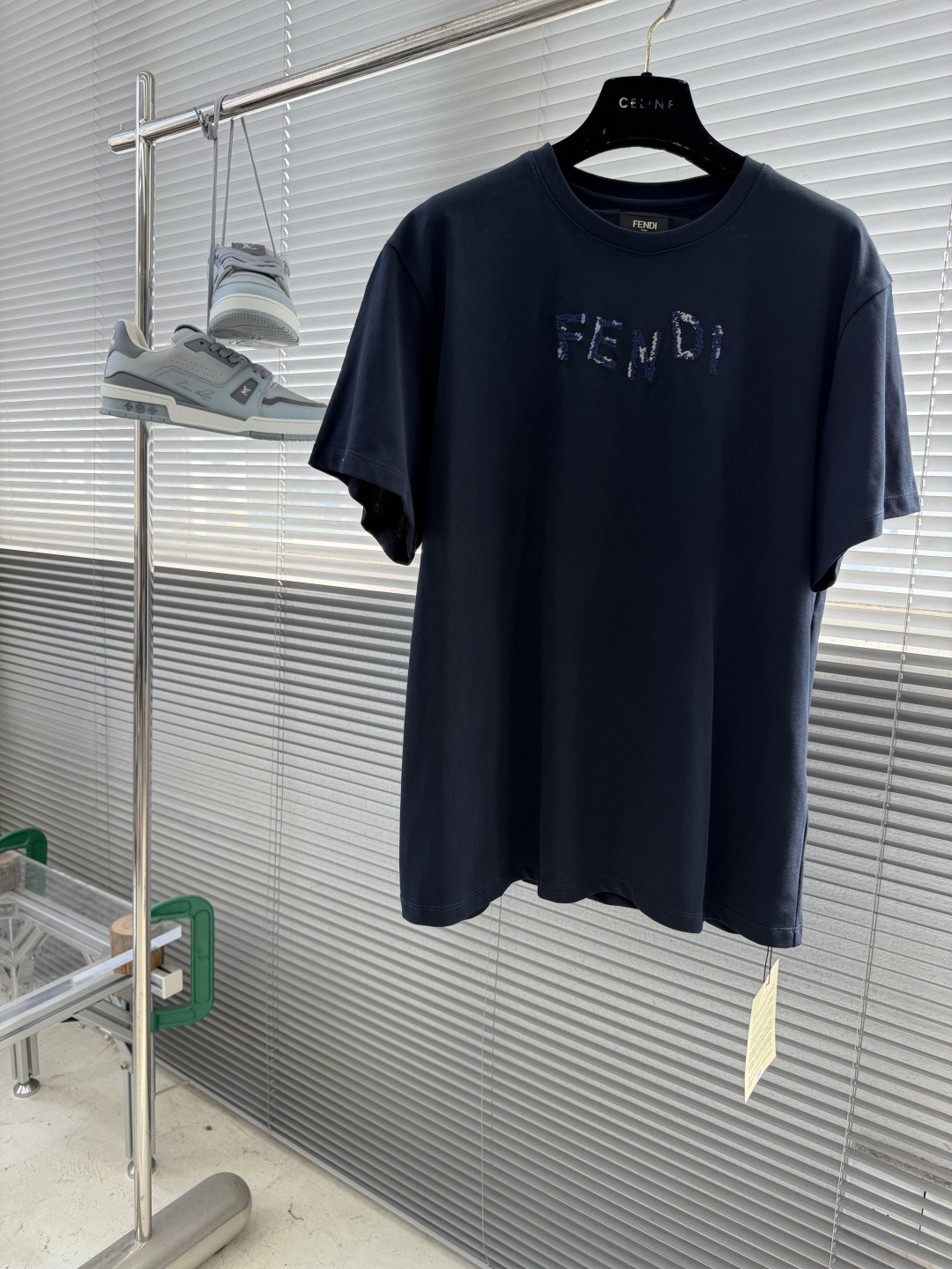 Fendi 精緻版 直紋開襟短袖襯衫 質感設計 百搭款 都會輕奢