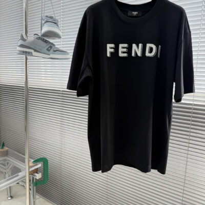 Fendi 精緻版 經典立體LOGO短袖T恤 簡約百搭設計 人氣款上衣 街頭時尚