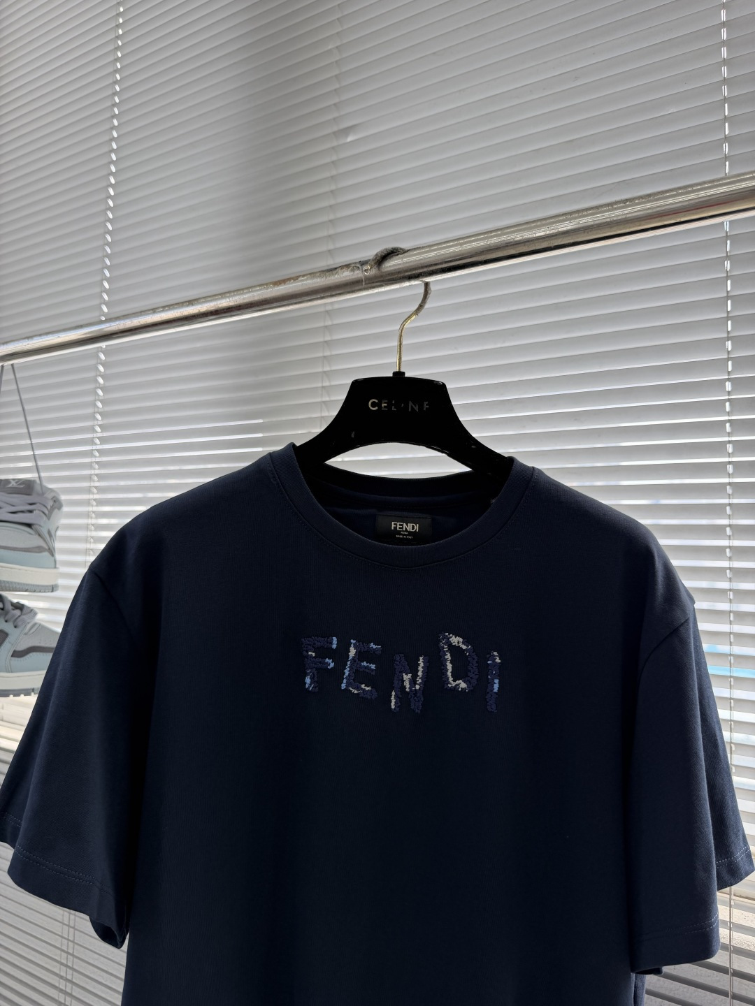 Fendi 精緻版 直紋開襟短袖襯衫 質感設計 百搭款 都會輕奢