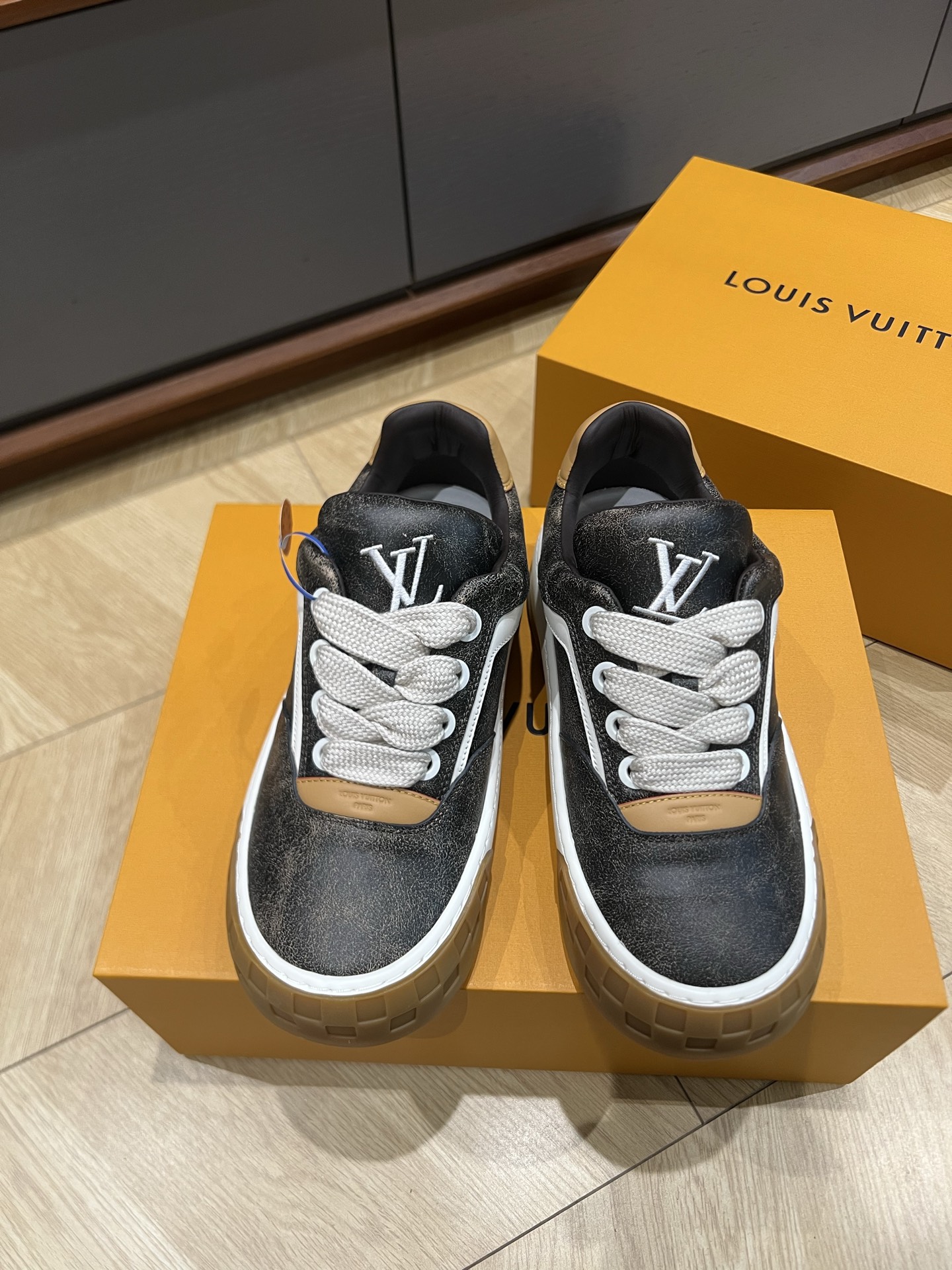 Louis Vuitton 精緻版 LV Trainer 復古刷色運動鞋 暢銷耐看 街頭時尚