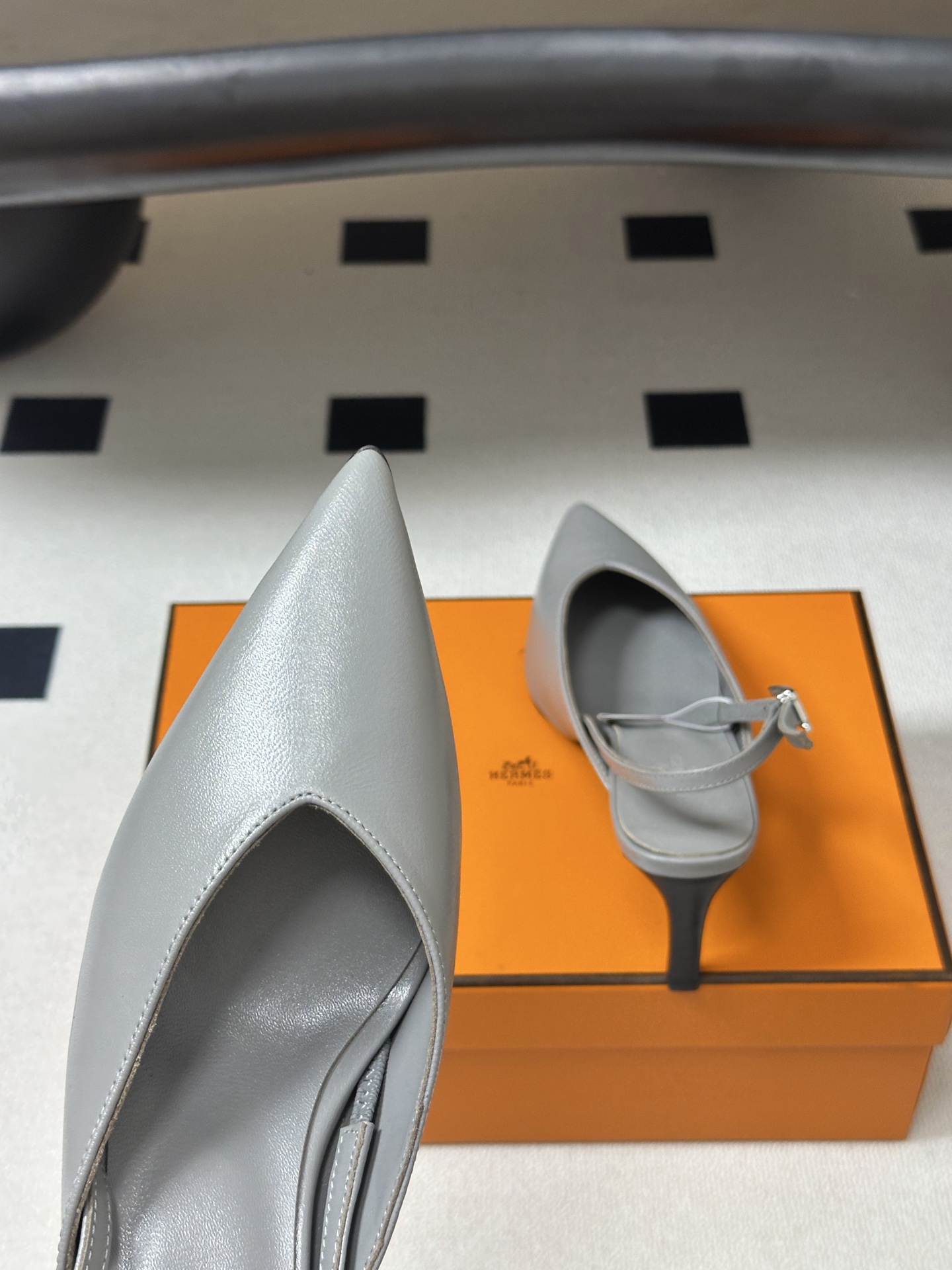 Hermès 精緻版 尖頭後空高跟鞋 灰色極簡款 百搭耐看 都會輕奢