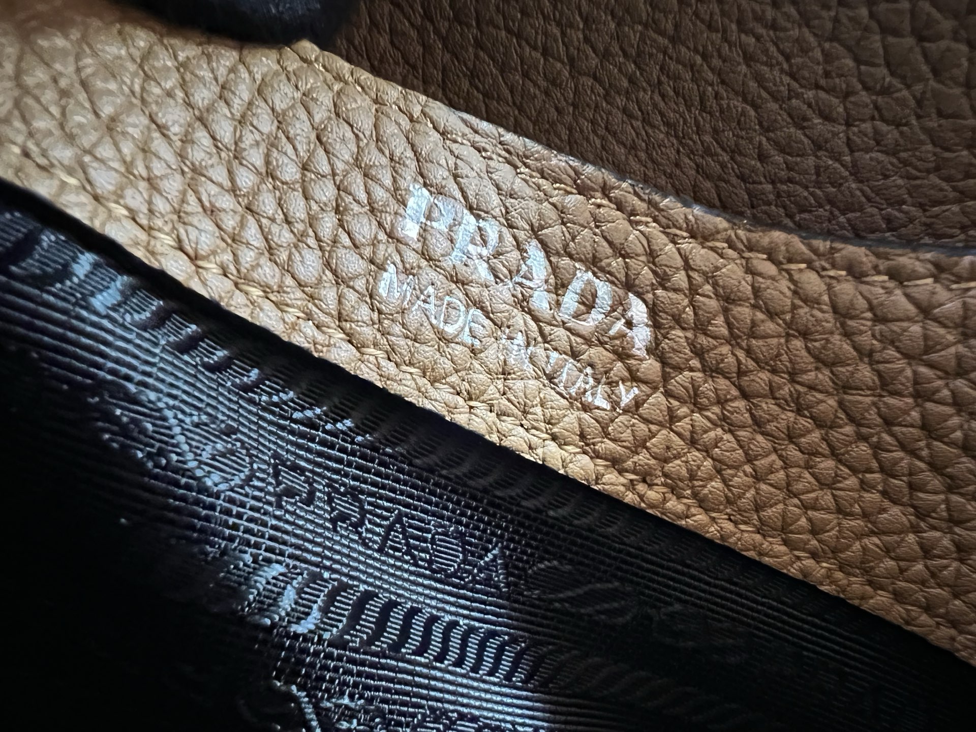 Prada 精緻版 荔枝紋手提斜背包 百搭質感 都會輕奢