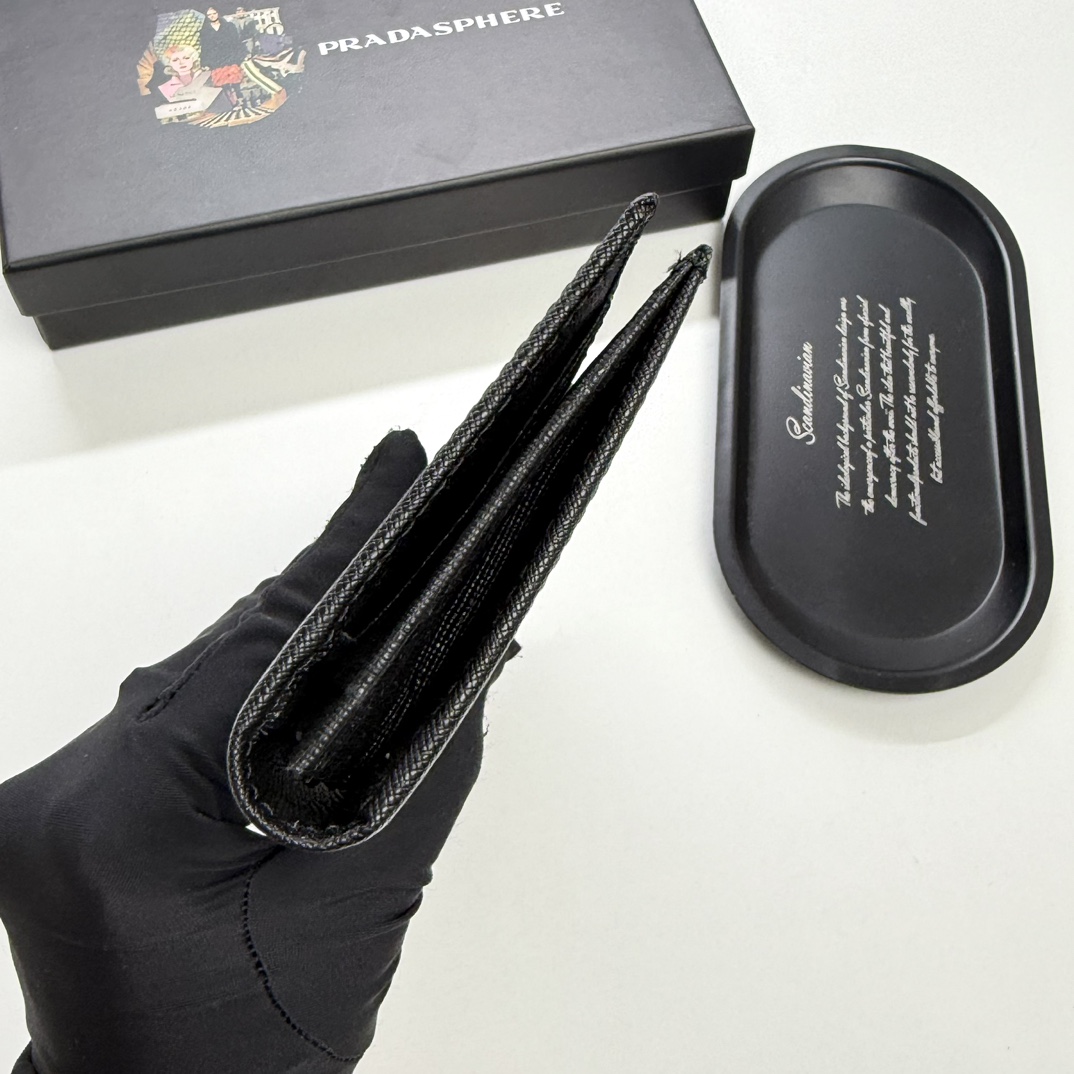 Prada 精緻版 極簡壓紋長夾 耐看質感 都會輕奢