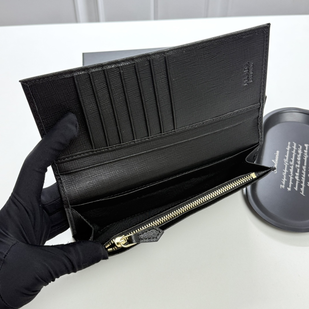 Prada 精品仿製 長夾對折設計 優雅質感 都會輕奢
