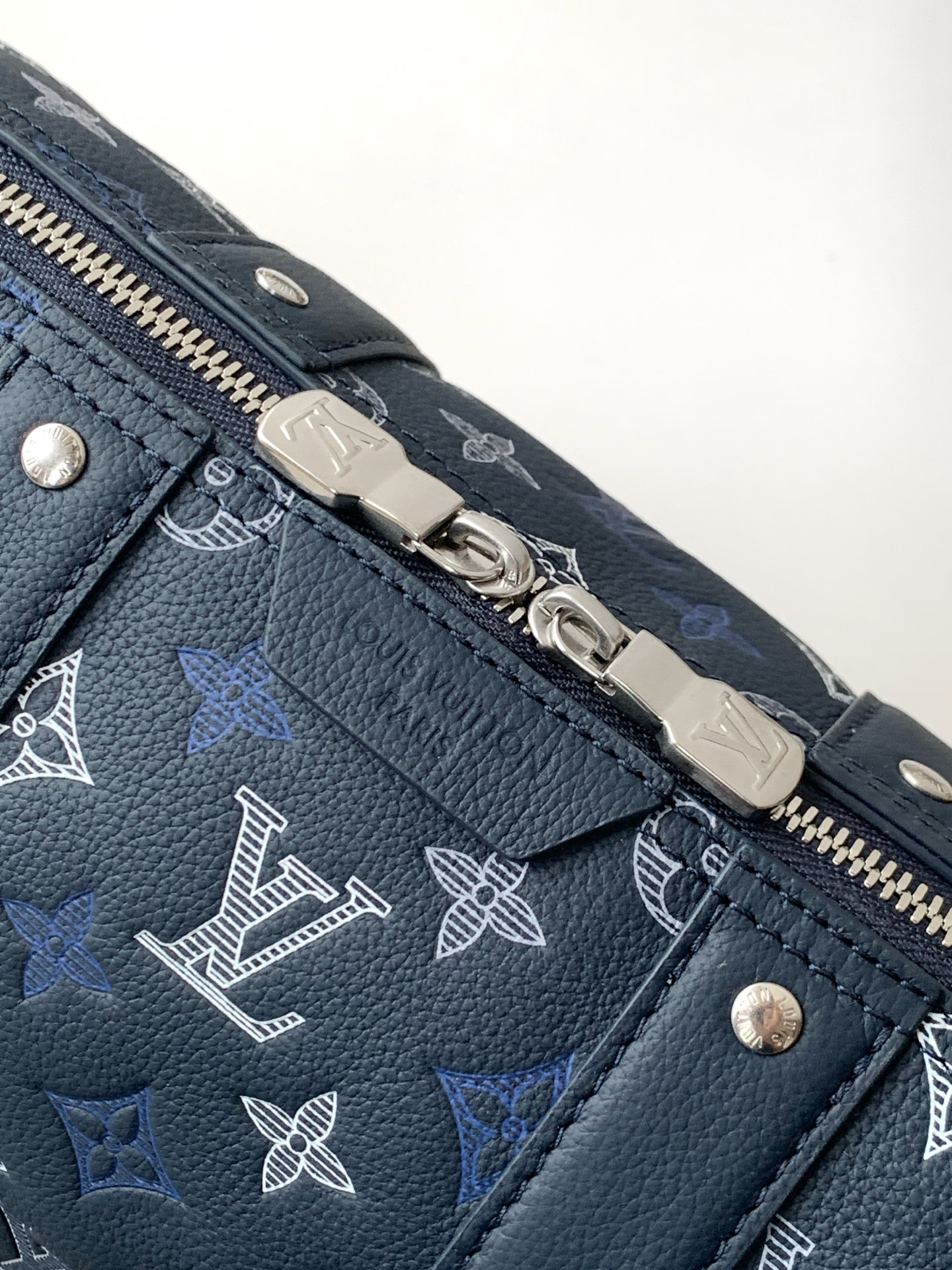 路易威登 精品仿製 Monogram斜背包 百搭潮流設計 街頭時尚 M28617