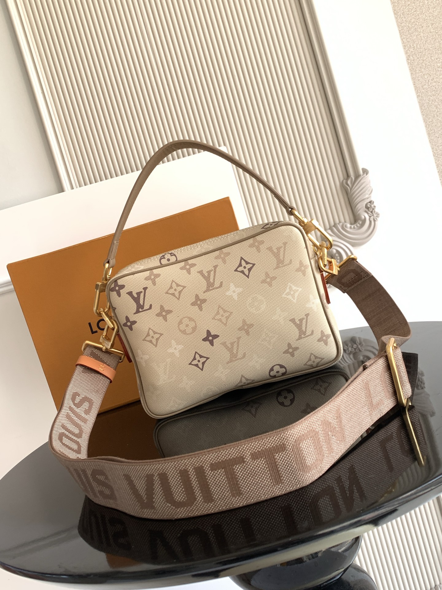 Louis Vuitton 精緻版 Multi Pochette 相機斜背包 清新百搭 日系簡約M29273