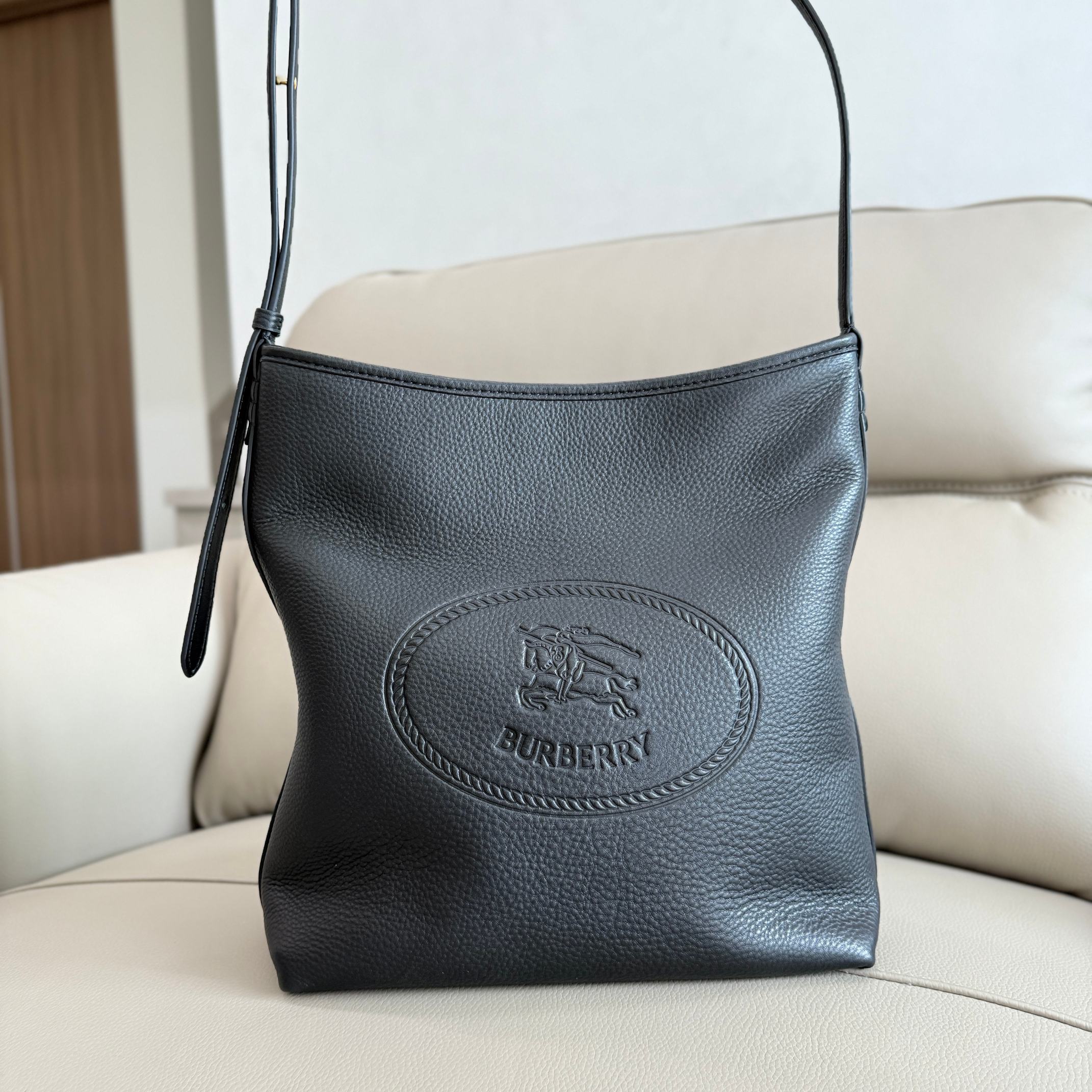 BURBERRY 精緻版 黑色肩背包 百搭限定 質感佳 法式奢華