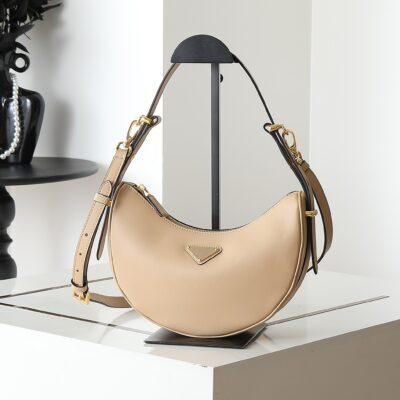 Prada 復刻版 半月弧形肩背包 奶茶色系 優雅百搭 法式奢華1BC194