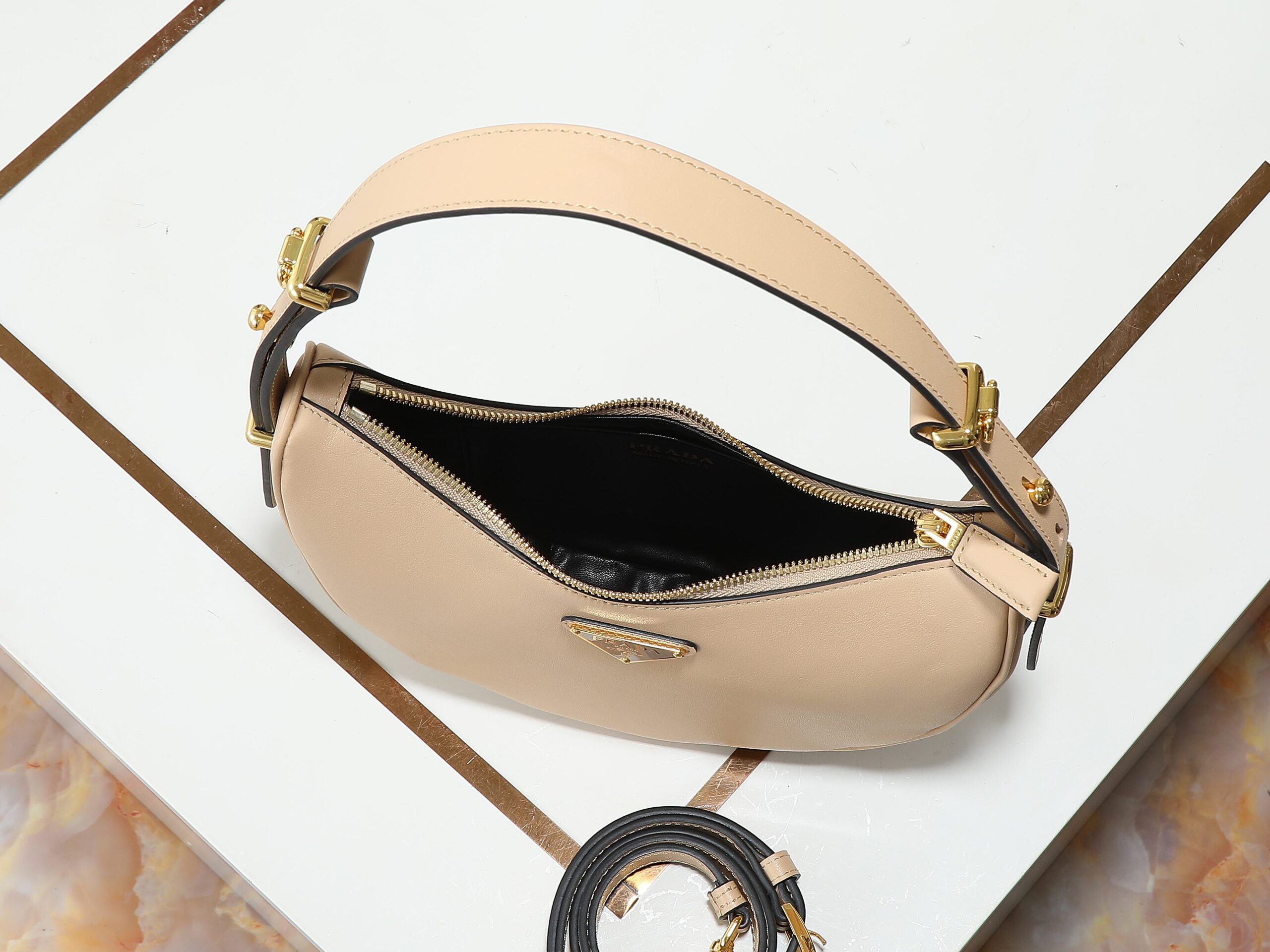 Prada 復刻版 半月弧形肩背包 奶茶色系 優雅百搭 法式奢華1BC194