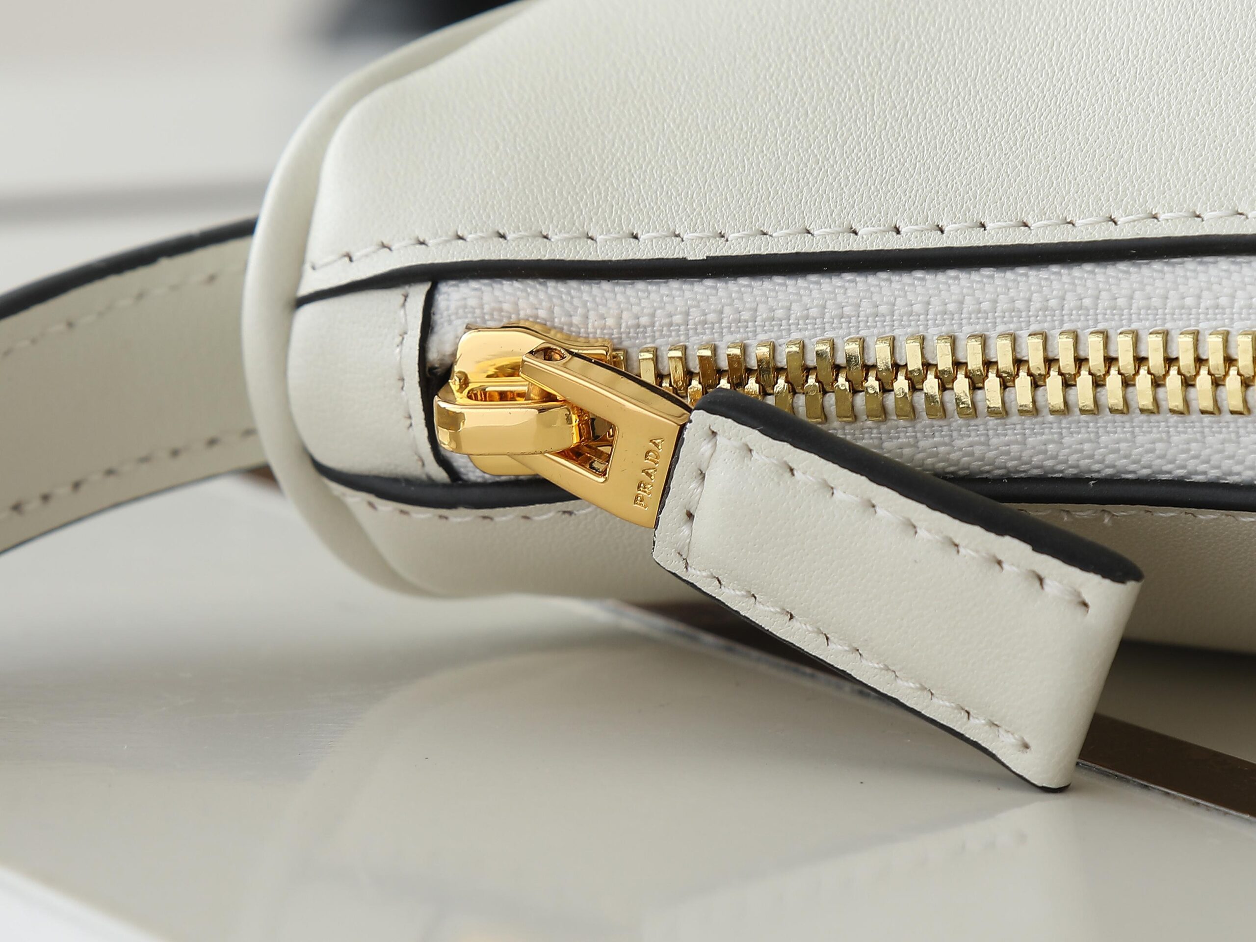 Prada 精品仿製 半月弧形肩背包 清新配色 優雅百搭 日系簡約1BC194