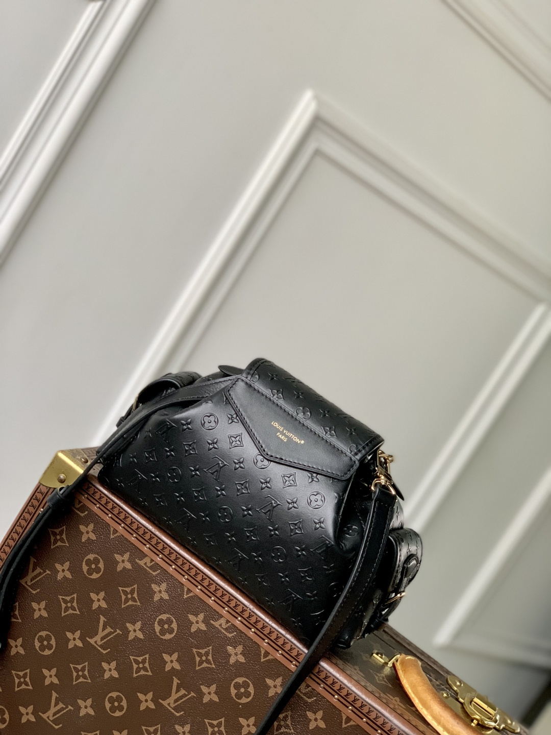 LOUIS VUITTON 精緻版 M25554 水桶斜背包 Monogram壓紋設計 黑色鏈條包款推薦