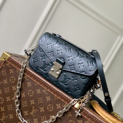 LOUIS VUITTON 精緻版 M26456 小型斜背包 經典老花設計 鏈帶裝飾時尚款