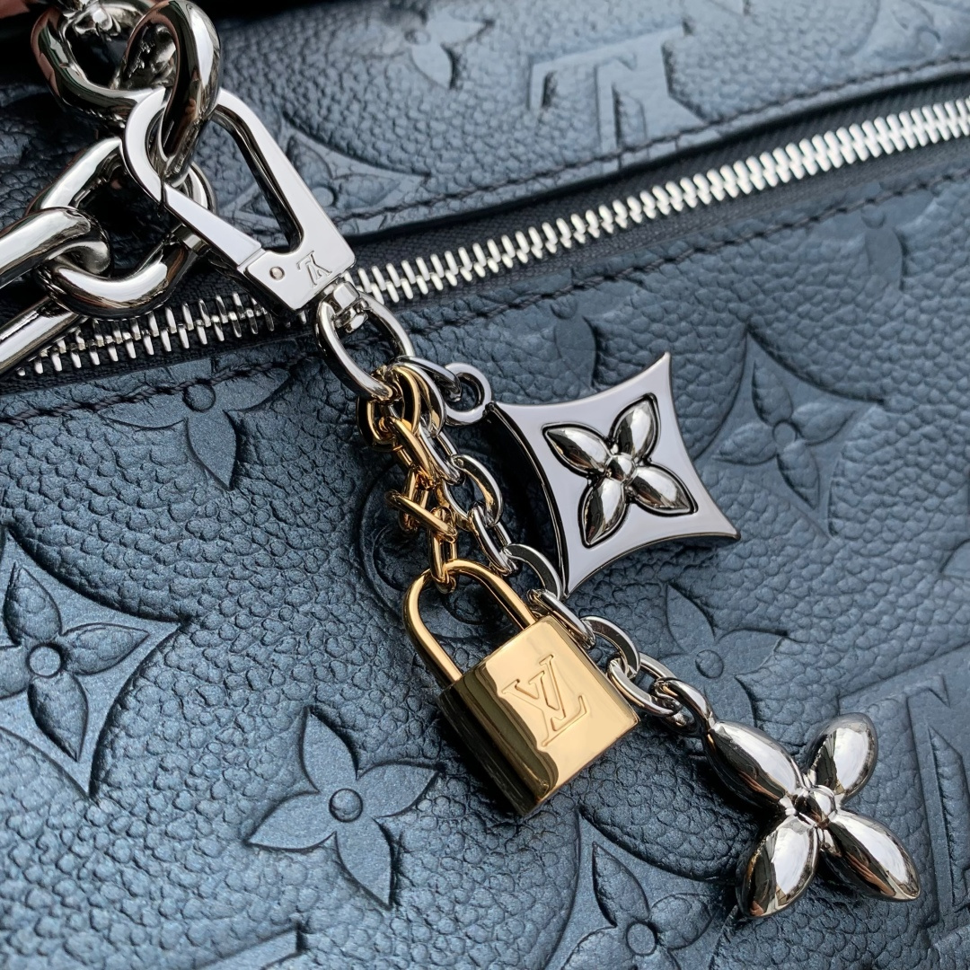 LOUIS VUITTON 精緻版 M26456 小型斜背包 經典老花設計 鏈帶裝飾時尚款