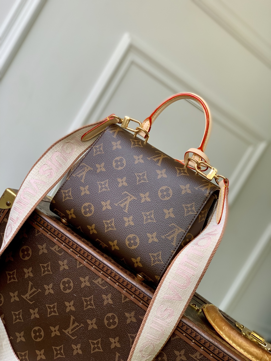 LOUIS VUITTON 精緻版 M13040 手提斜背包 Monogram印花設計 粉色肩帶時尚包款推薦