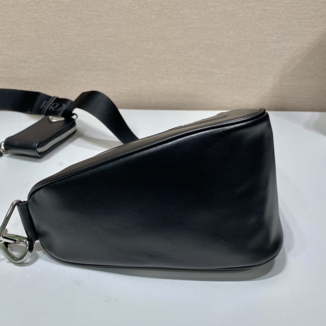 Prada 超A貨 三角斜背胸包 個性百搭款 街頭時尚1BH190