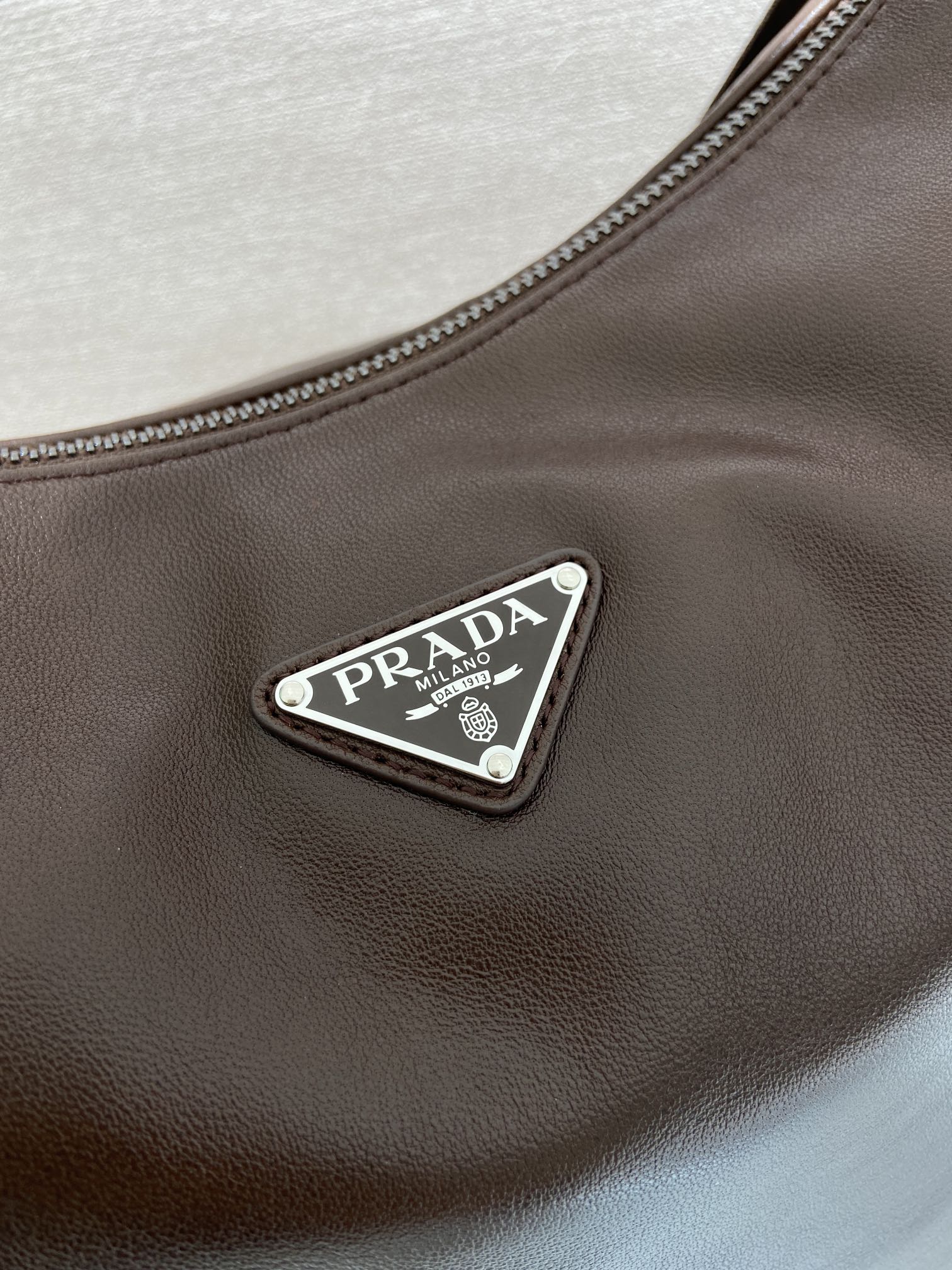 Prada 精緻版 牛皮肩背斜背包 大容量質感款 優雅百搭 都會輕奢2VH204