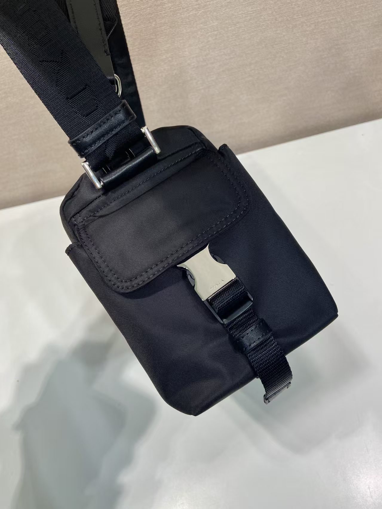 Prada 精緻版 尼龍斜背肩背包 簡約百搭款 都會輕奢2VH206