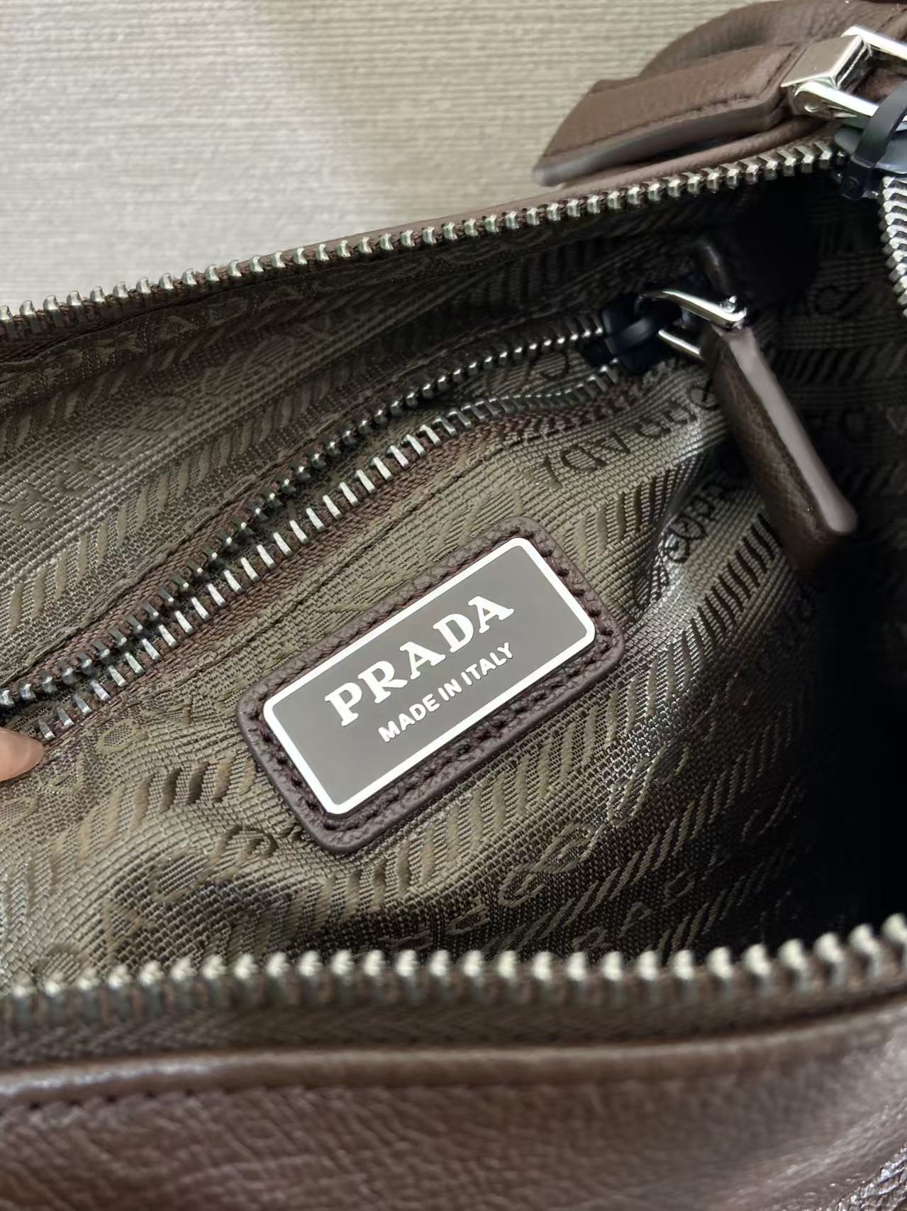 Prada 精緻版 皮革斜背肩背包 百搭質感款 都會輕奢2VH206