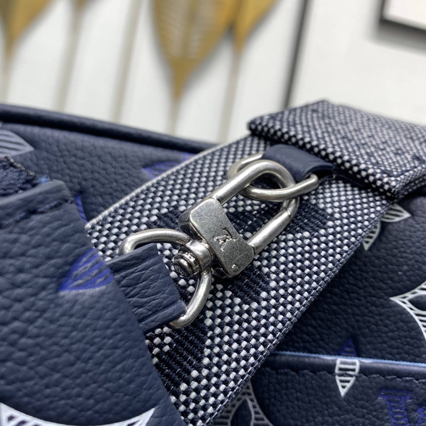 Louis Vuitton M28618 Trio 郵差包 Monogram Shadow 牛皮革男士斜背包 三層收納設計