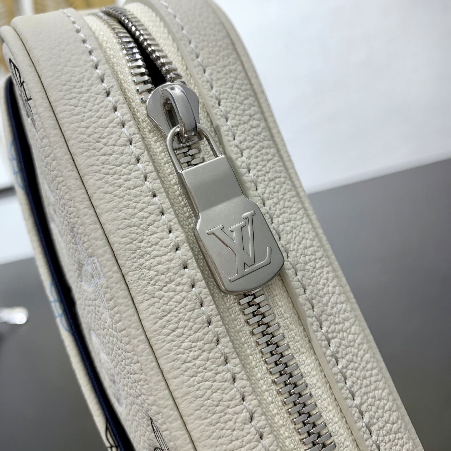 Louis Vuitton M28854 Trio 郵差包 Monogram Shadow 牛皮革男士斜背包 時尚實用款