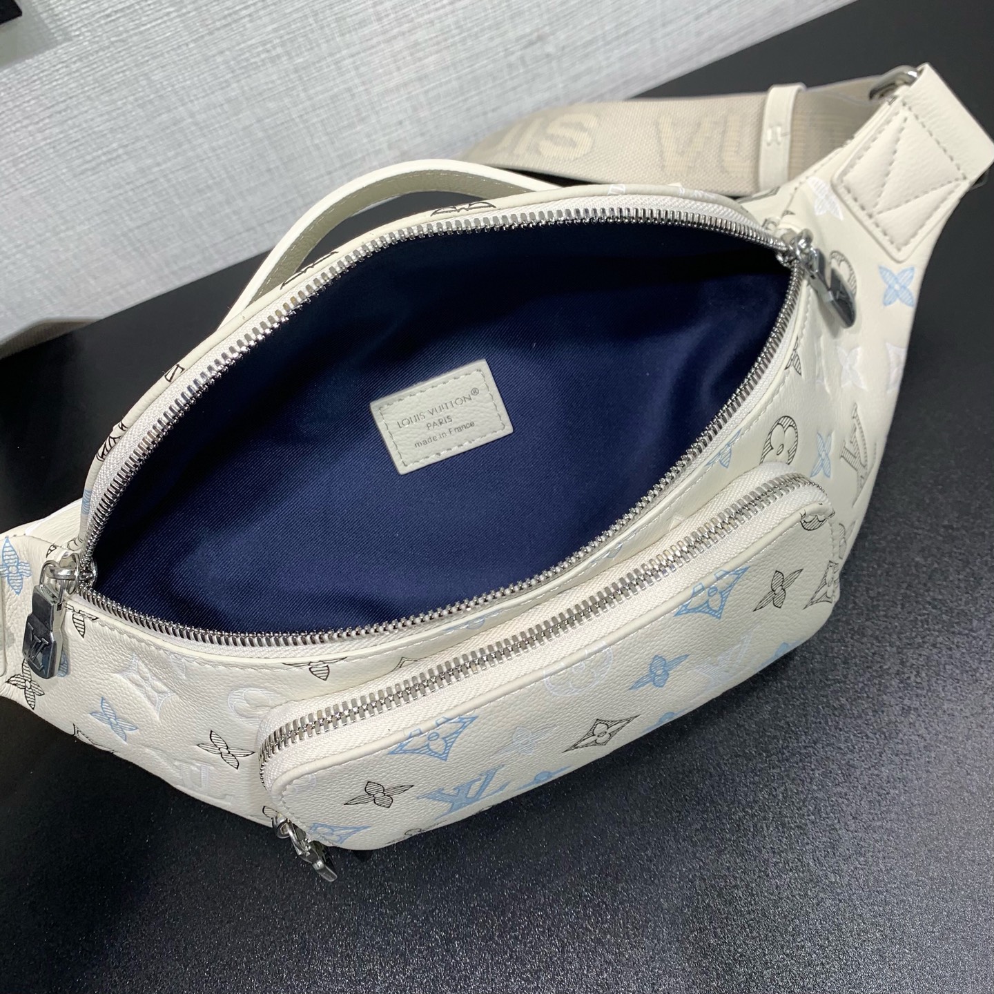 Louis Vuitton 高仿M28619 Rush 腰包 Monogram Shadow 牛皮革男士胸包 多方式穿搭款