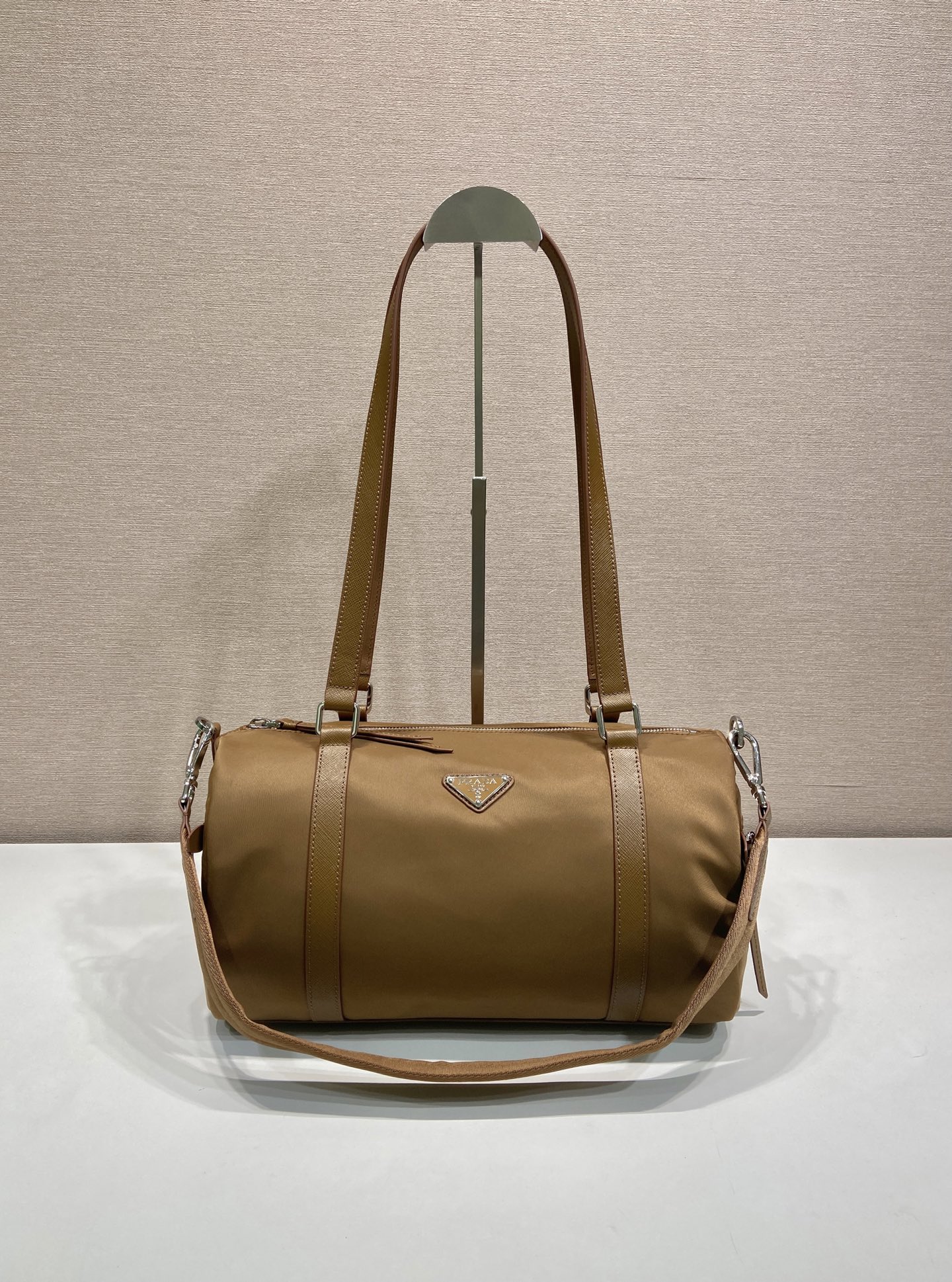 Prada 精緻版 尼龍圓筒斜背包 耐看人氣款 都會輕奢1BB154