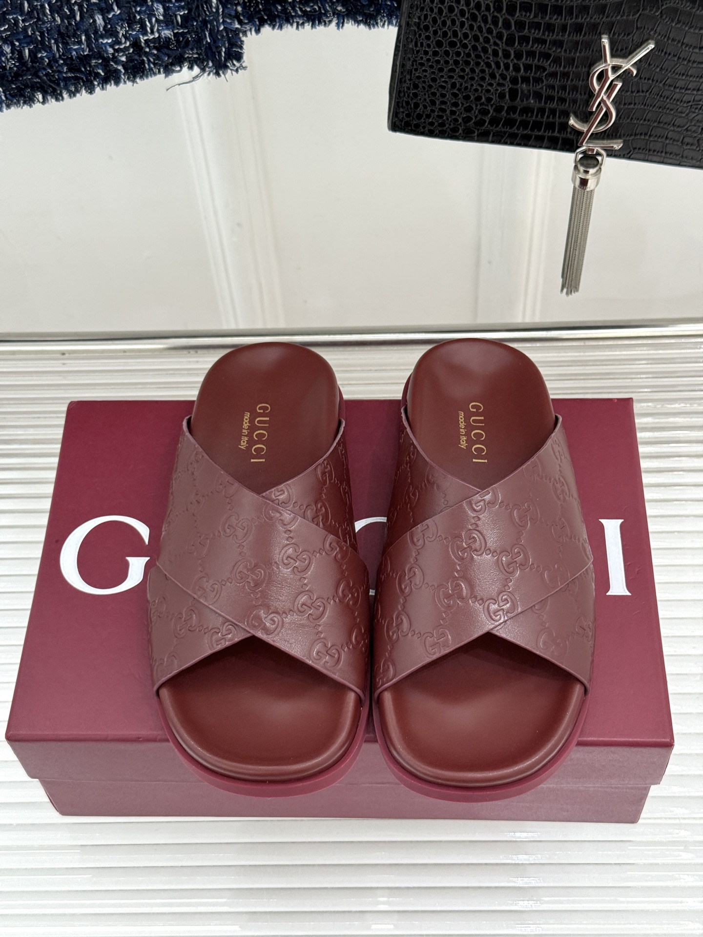 GUCCI 拖鞋 精緻版GG壓紋交叉設計 百搭質感款 都會輕奢