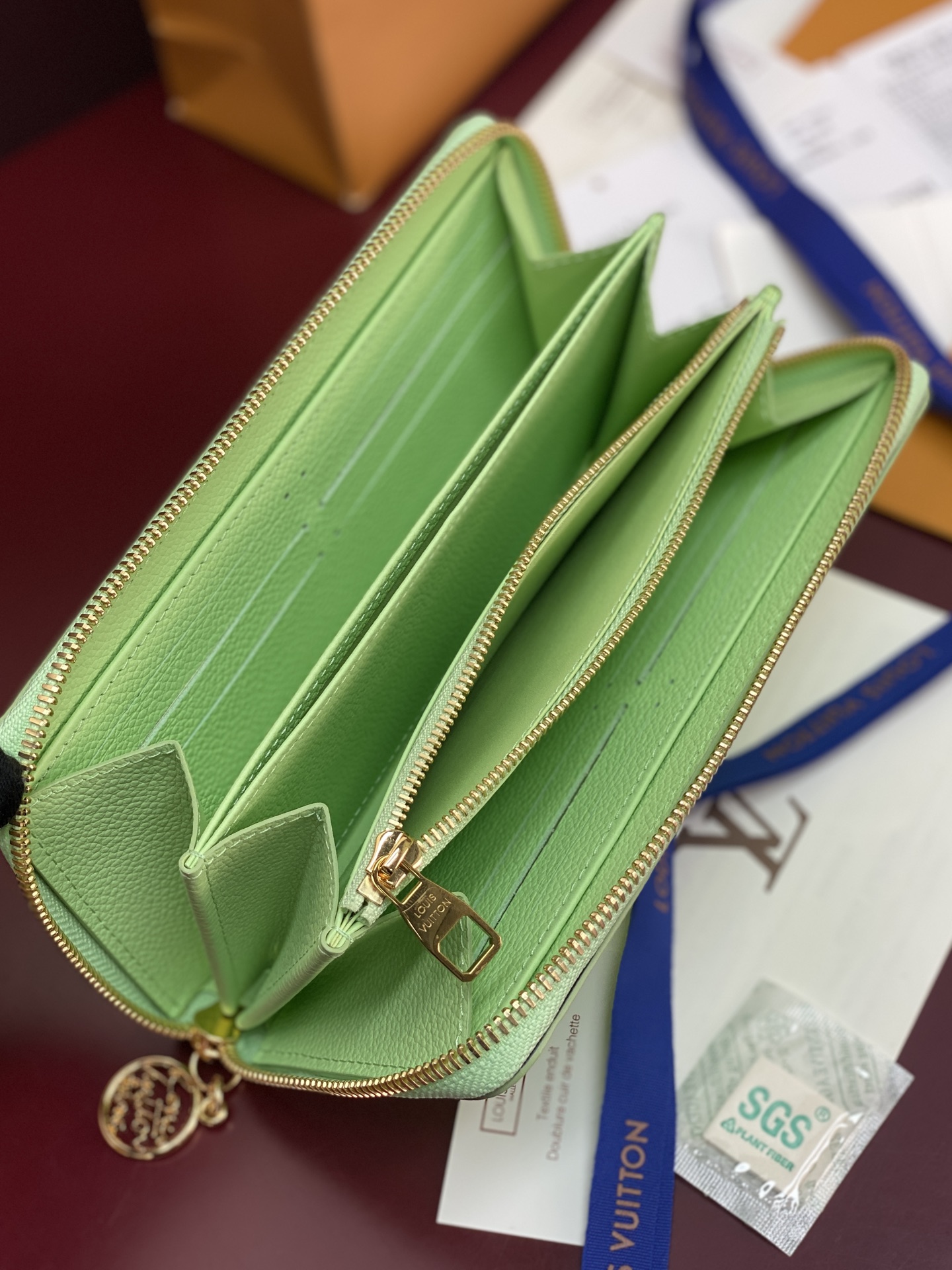LV頂級復刻M27715 女士彩虹系列拉鍊長夾 亮色壓紋皮革 大容量卡槽設計 時尚質感皮夾
