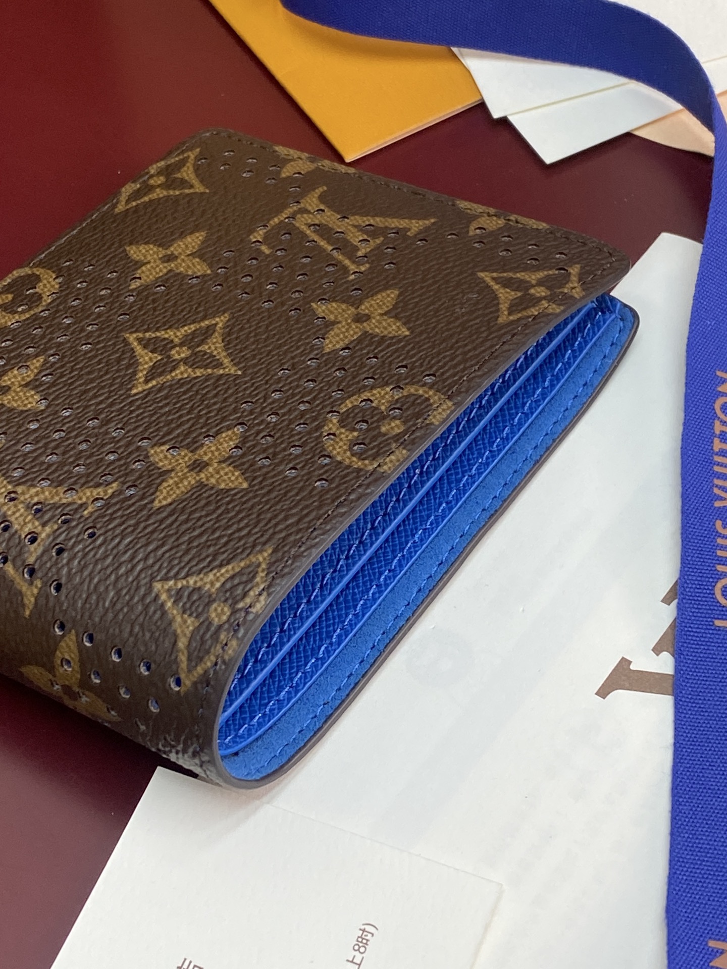 Louis Vuitton Monogram 男士短夾 經典老花折疊錢包 輕巧卡夾皮夾設計