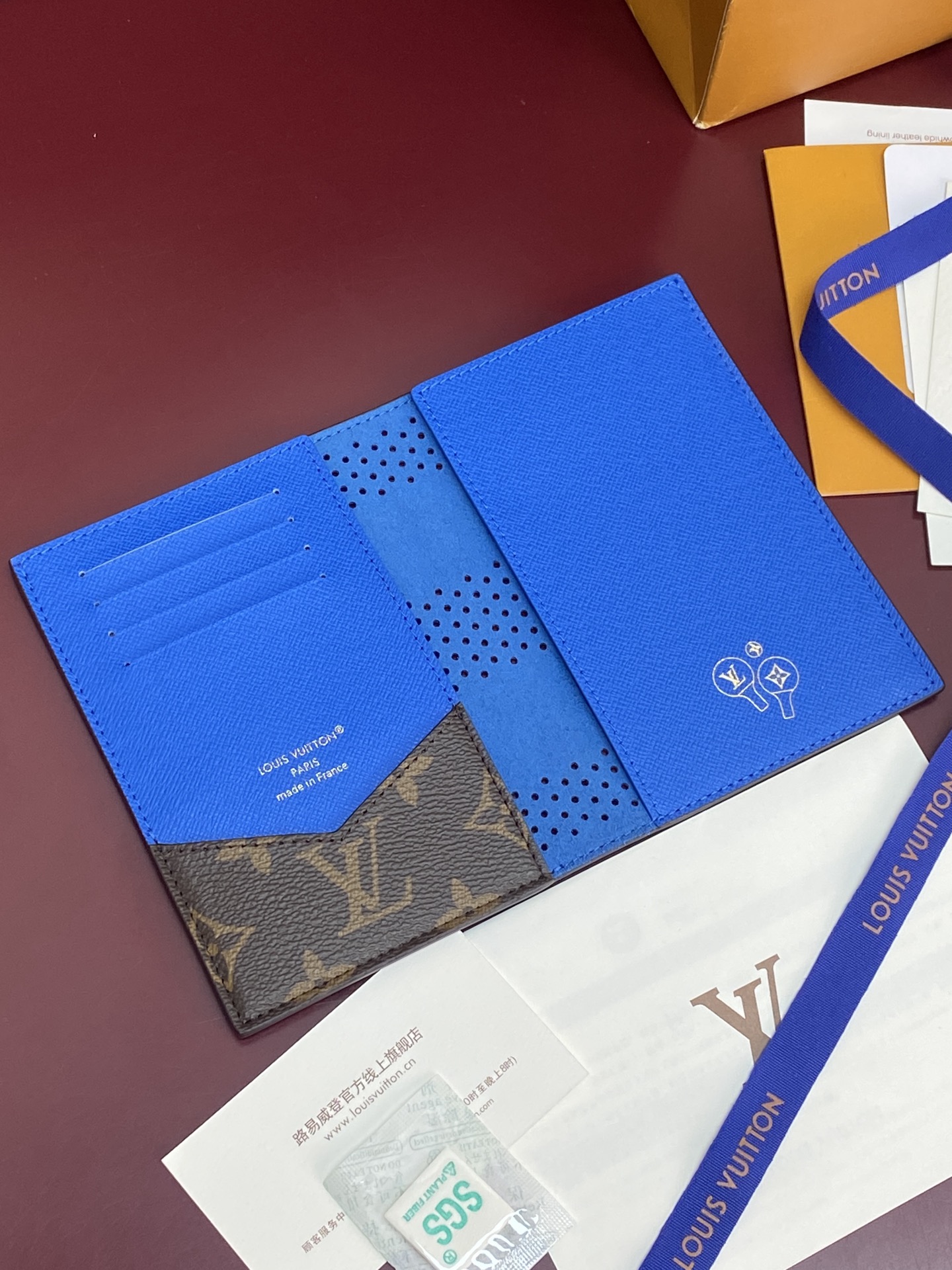 Louis Vuitton M29285 藍色 Monogram Grid 護照套 經典 Damier 格紋設計 多卡位收納款