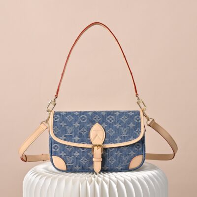 Louis Vuitton 精品仿製 丹寧翻蓋斜背包 經典老花拼接 限定 法式奢華M13070