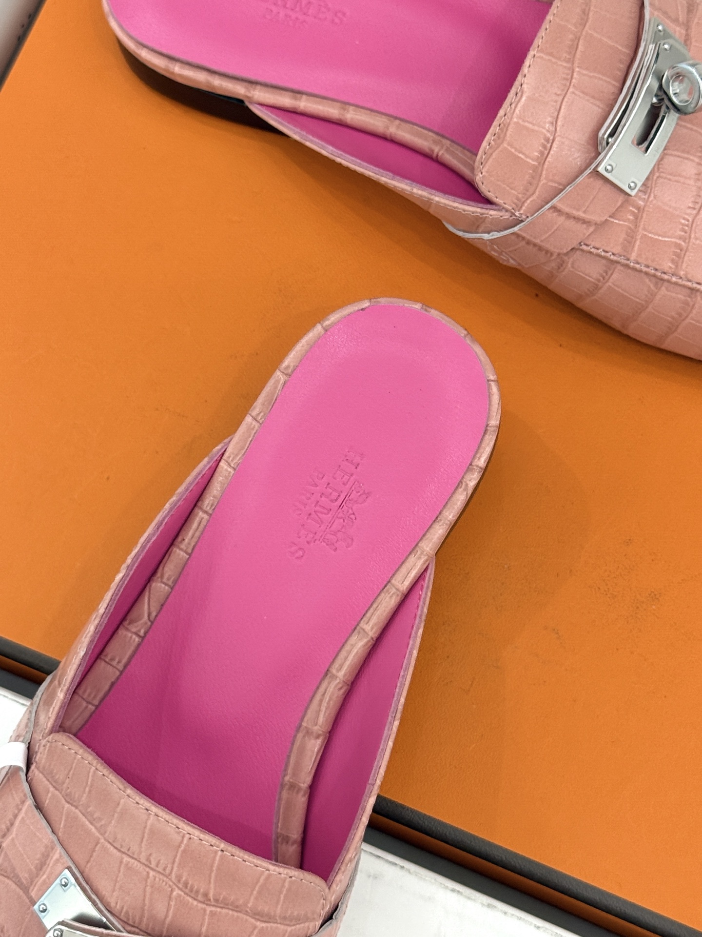 Hermès 精品仿製 Kelly扣穆勒鞋 鱷魚壓紋設計 優雅質感 新款 法式奢華