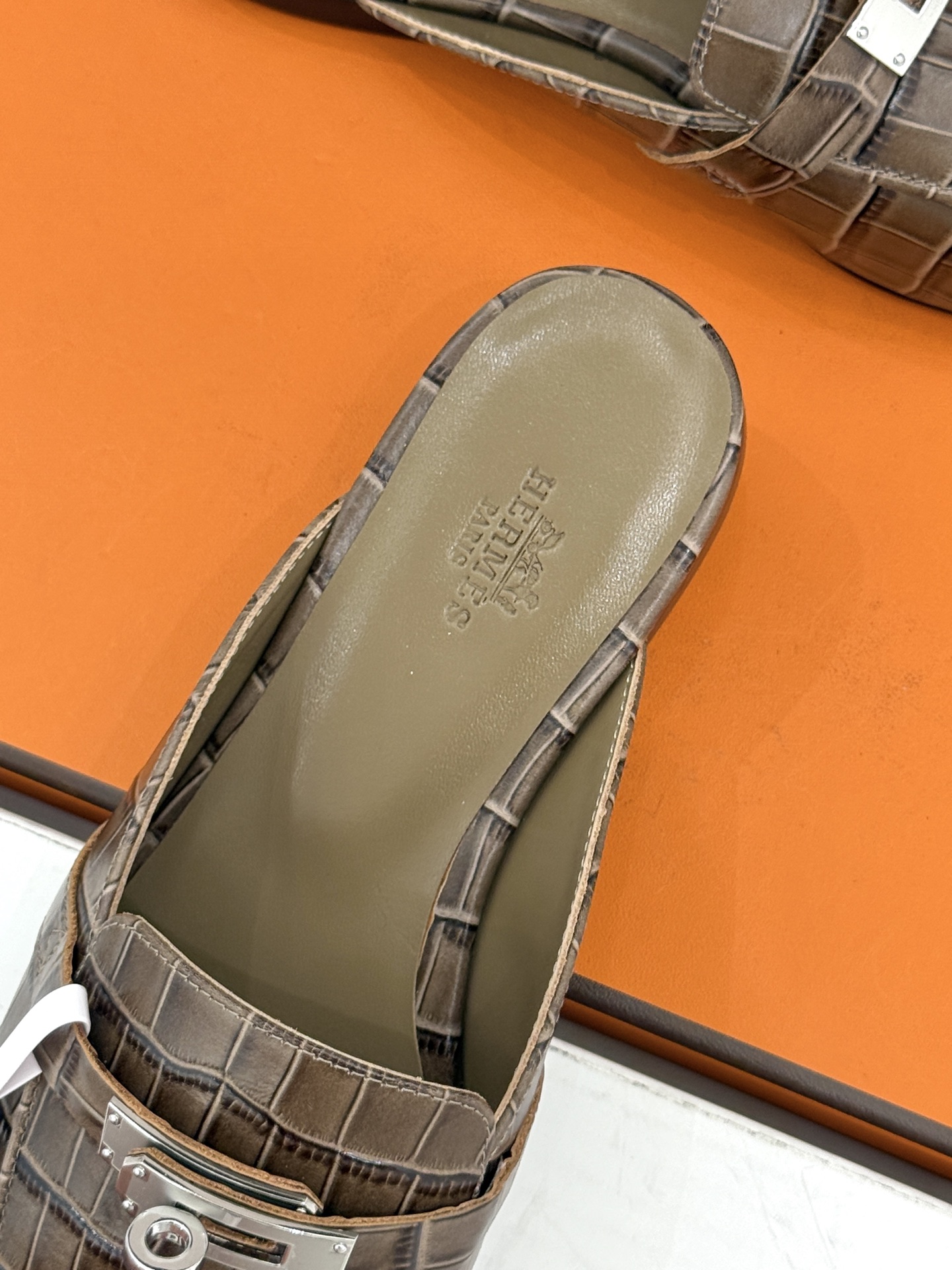 Hermès 復刻版 Kelly扣穆勒鞋 鱷魚壓紋設計 經典耐看 優雅 都會輕奢