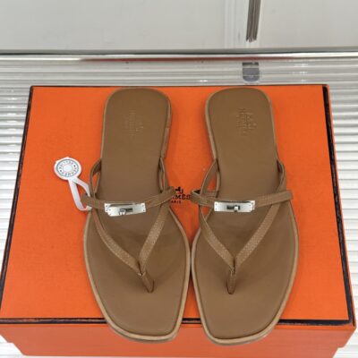 Hermès 原單版本 涼鞋 人字拖 Kelly扣 細帶設計 焦糖棕高級感