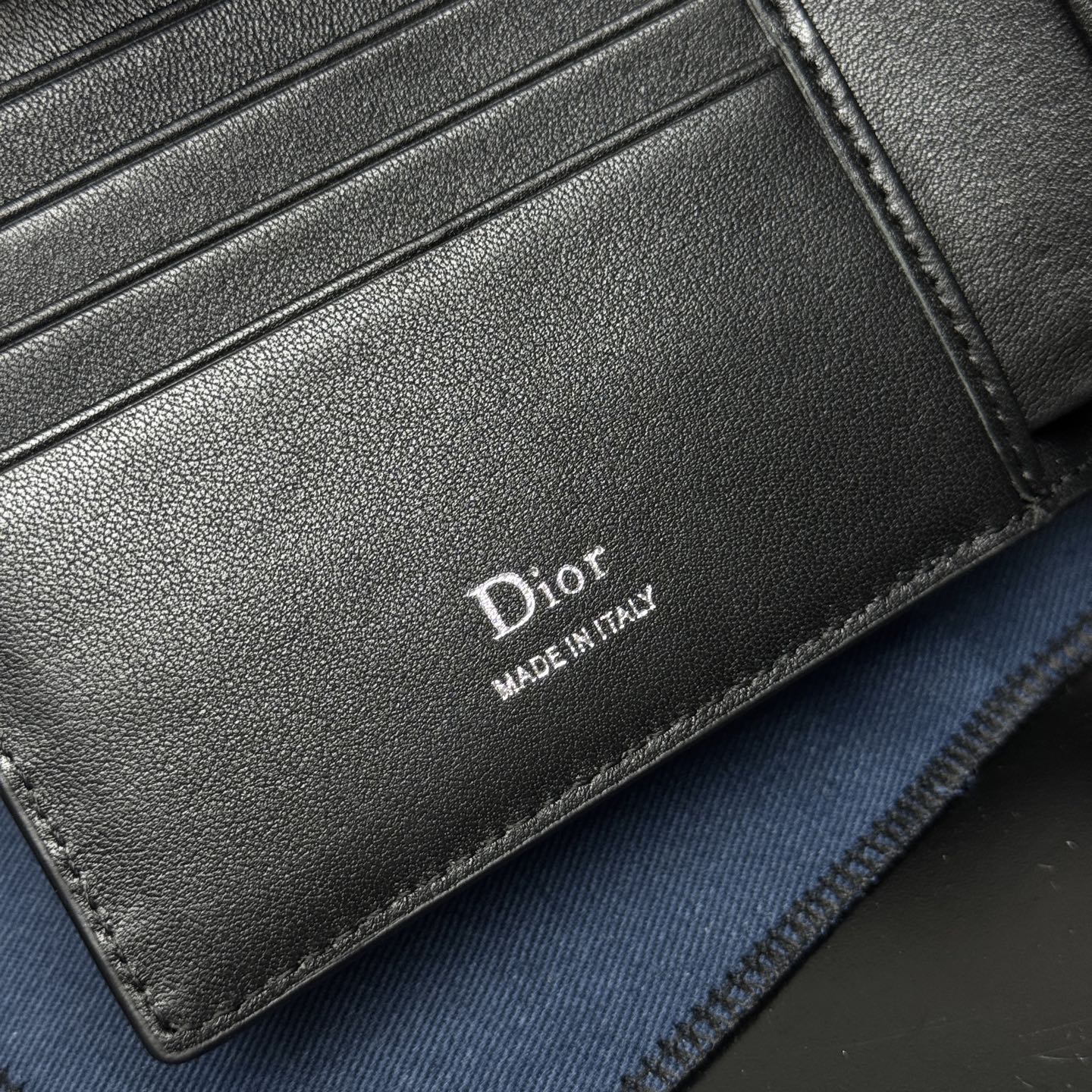Dior 精緻版 黑色粒面皮革短夾 質感佳 都會輕奢