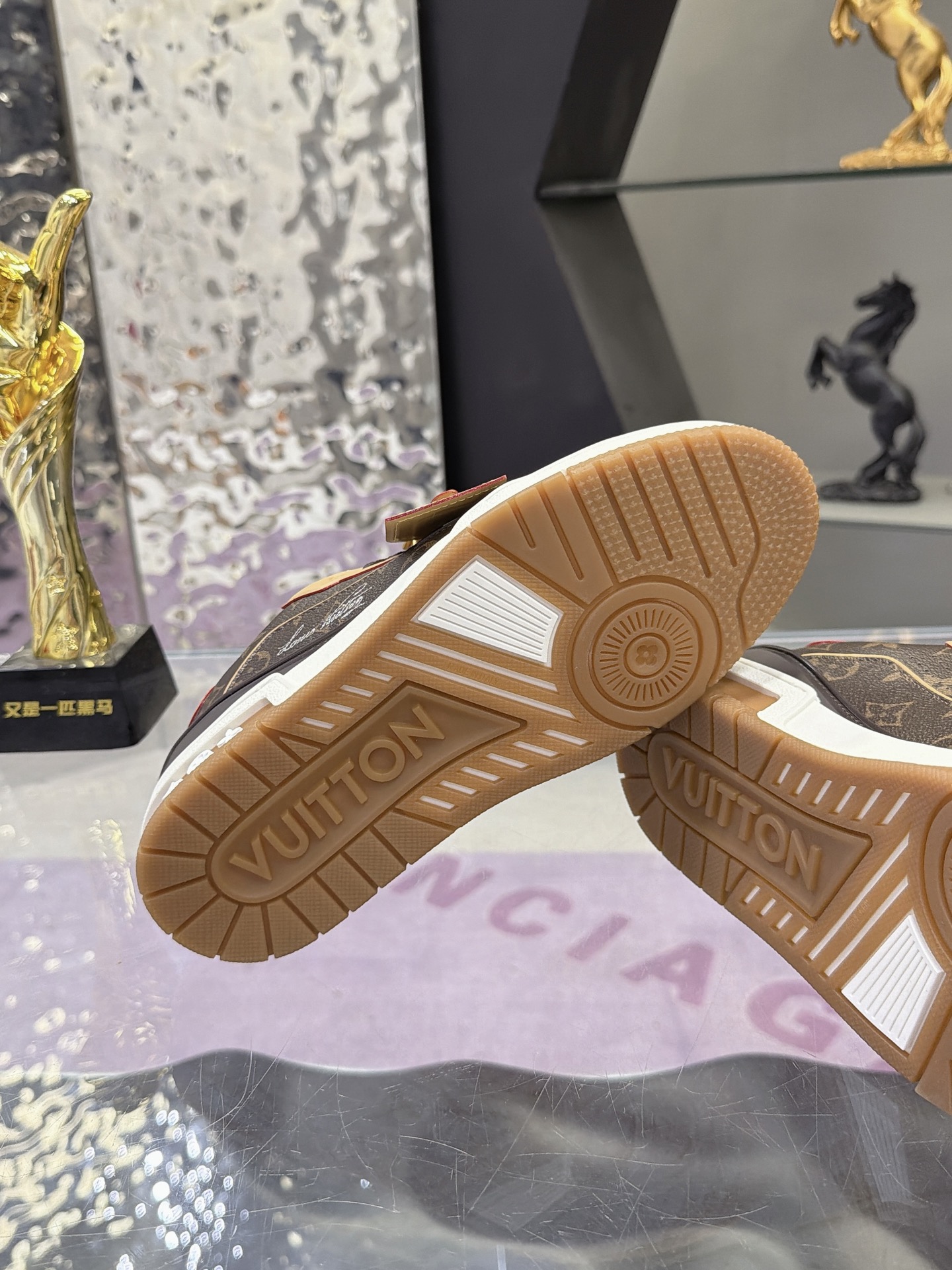 Louis Vuitton 精緻版低筒運動鞋 優雅暢銷 法式奢華