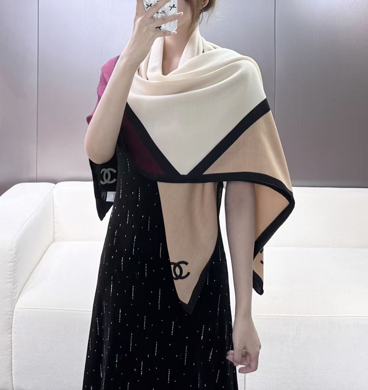 CHANEL 頂級拼色雙C羊絨圍巾 2026 秋冬保暖圍巾 法式優雅百搭穿搭推薦