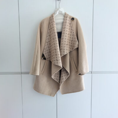 LV 高仿Monogram 披肩式中長外套 米杏色優雅都會輕奢