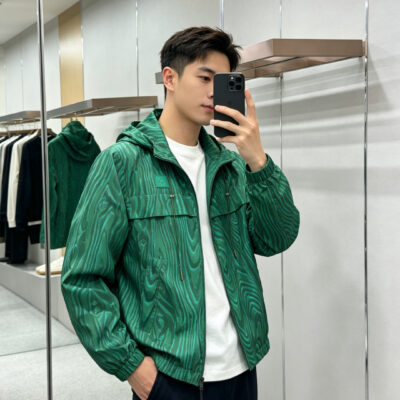 路易威登 一比一 綠色Monogram紋理連帽風衣外套 耐看街頭時尚