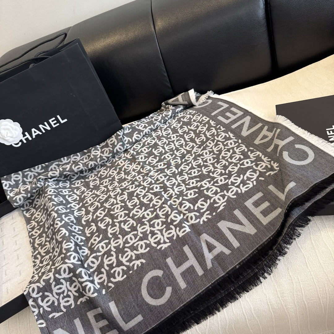 CHANEL 雙C滿版Logo流蘇圍巾 頂級 2026 做工精良 百搭穿搭 街頭時尚