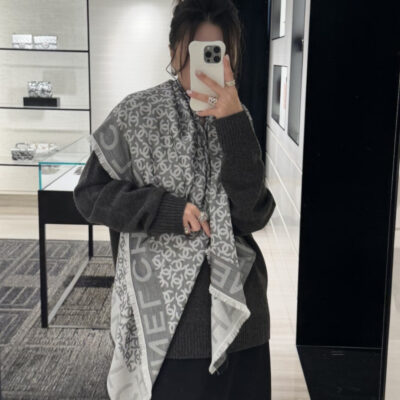 CHANEL 雙C滿版Logo流蘇圍巾 頂級 2026 做工精良 百搭穿搭 街頭時尚