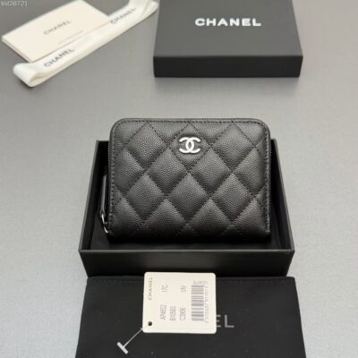 CHANEL 高仿網站經典菱格拉鍊短夾 2026 黑銀雙C粒面牛皮 精品短夾推薦