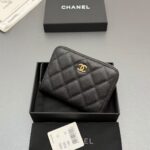 CHANEL 高仿經典菱格拉鍊短夾 2026 黑色粒面牛皮短夾 精品皮夾推薦